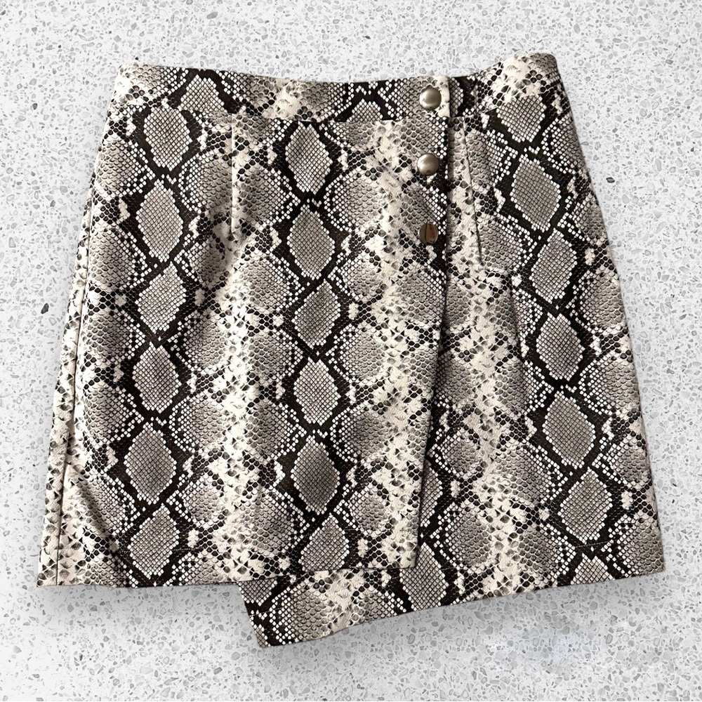 Tobi XL Women’s Snake Print Wrap Mini Skirt Black White